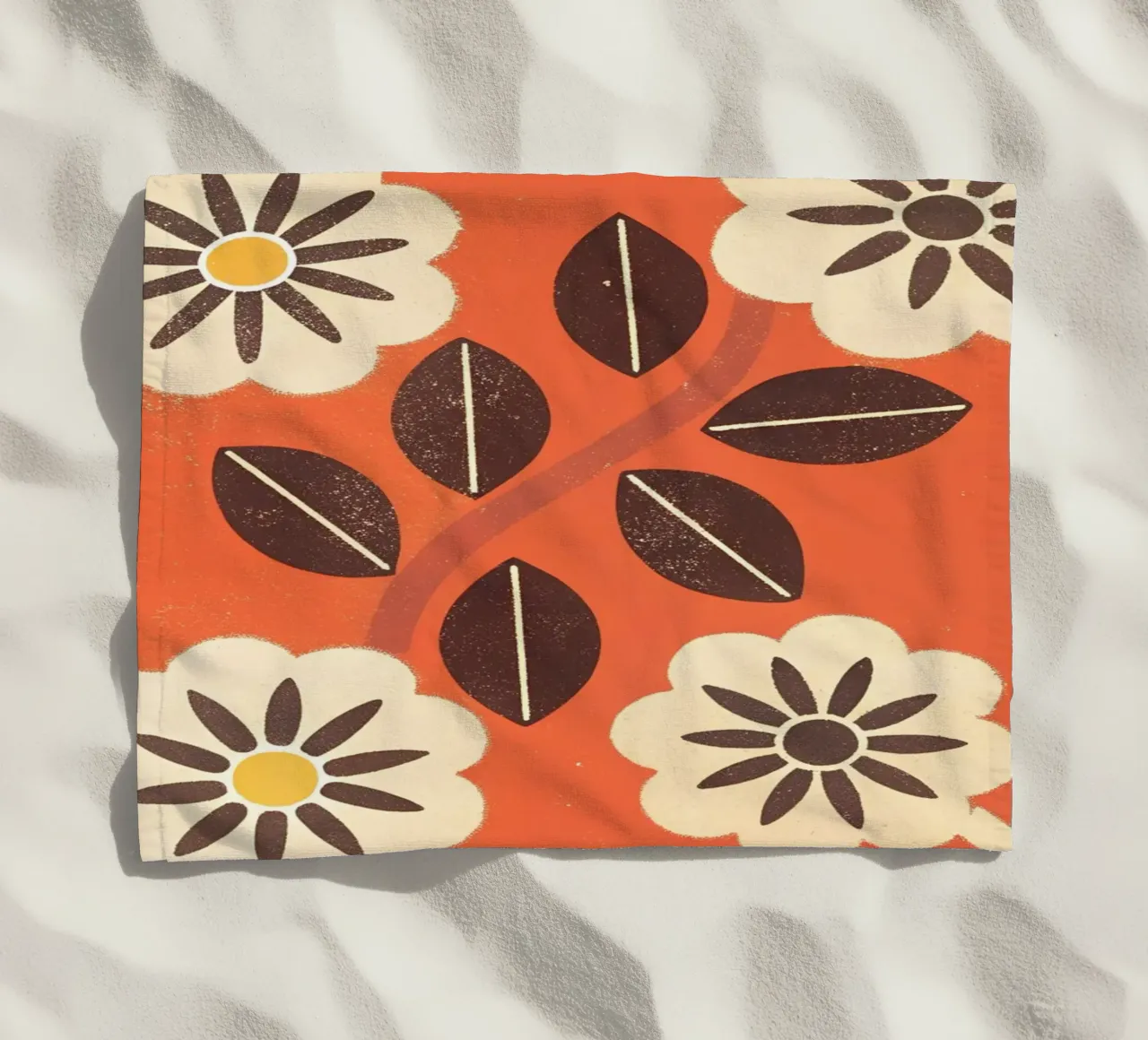 Fiori e foglie retrò pop telo mare da THE LATEST SHOP