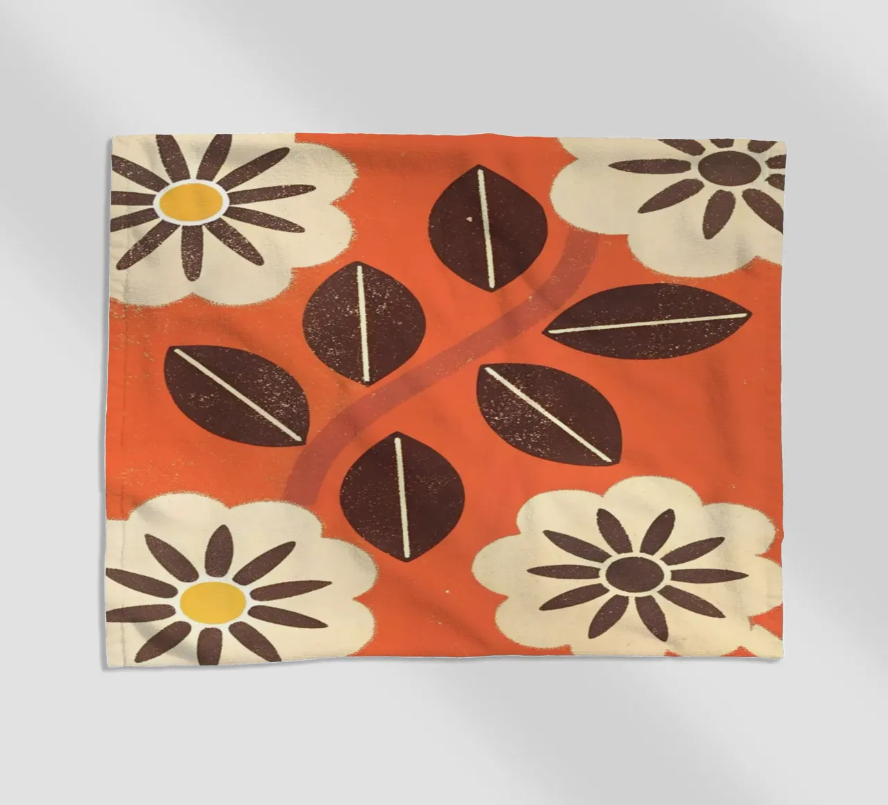 Fiori e foglie retrò pop telo mare da THE LATEST SHOP