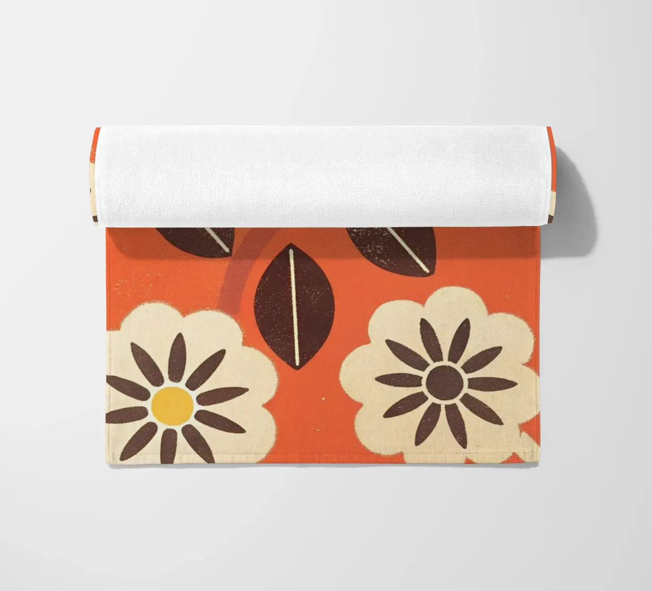 Fiori e foglie retrò pop telo mare da THE LATEST SHOP