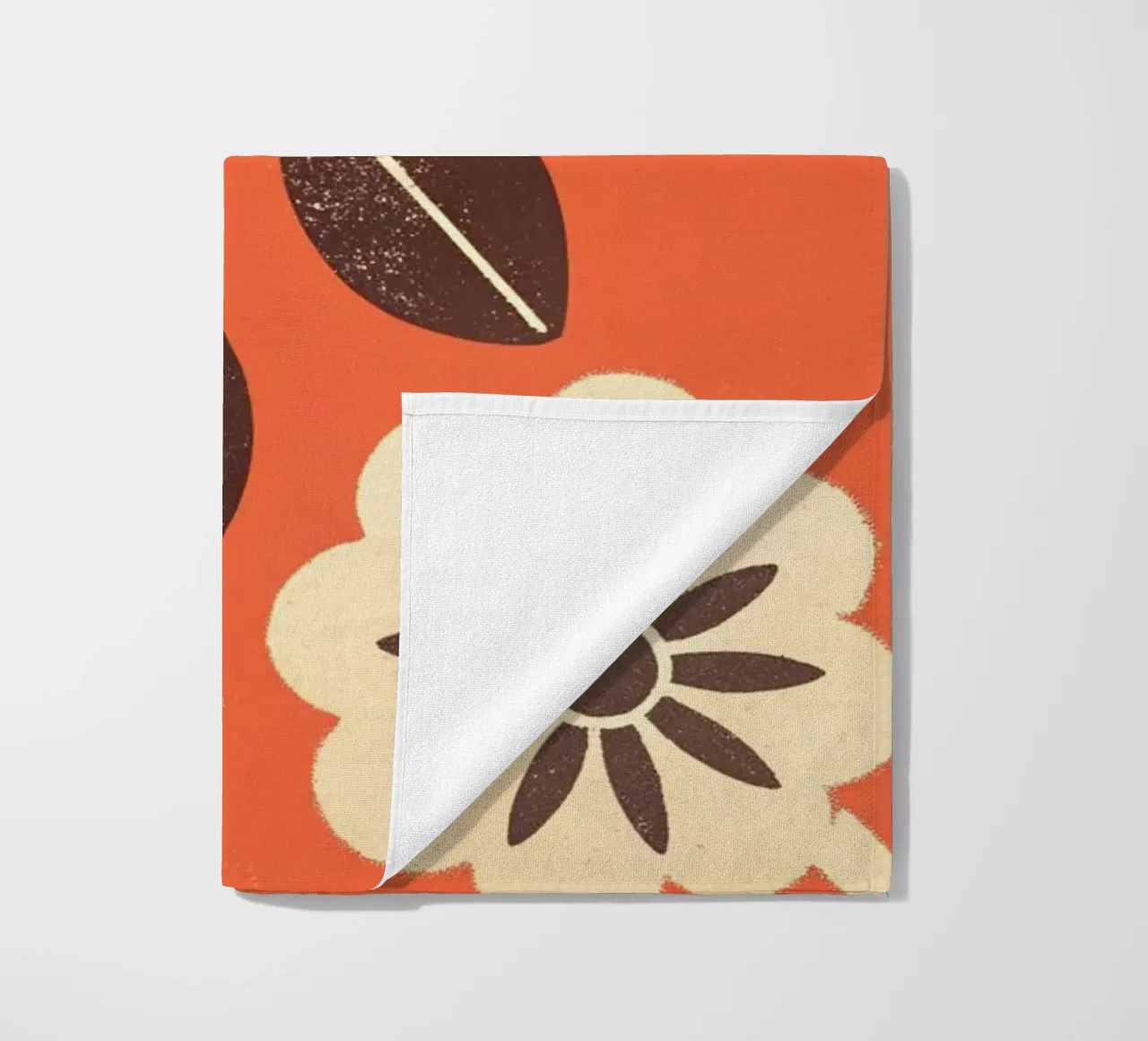 Fiori e foglie retrò pop telo mare da THE LATEST SHOP