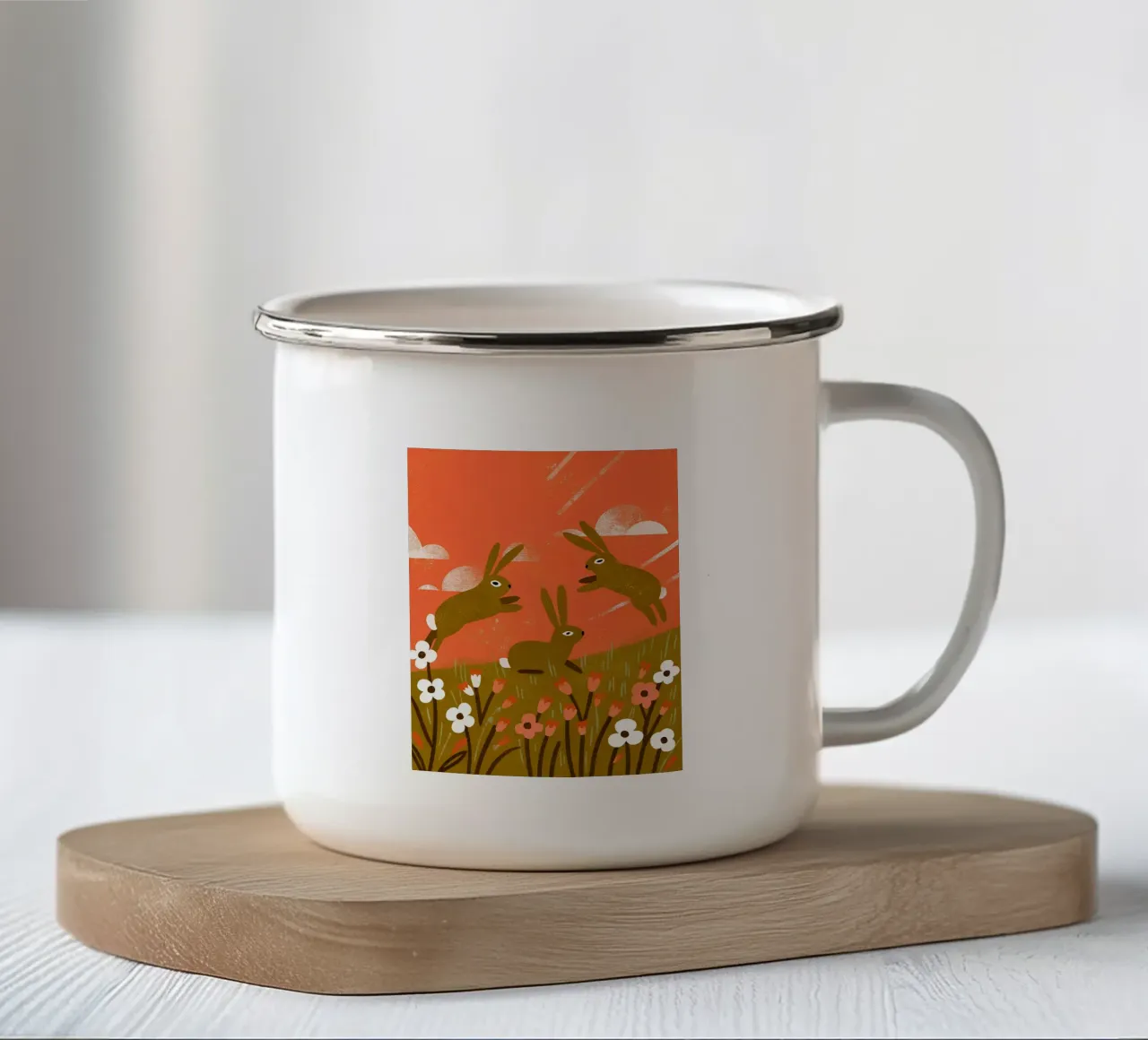 Coniglio che gioca con il retrò Pop tazza in smalto da THE LATEST SHOP