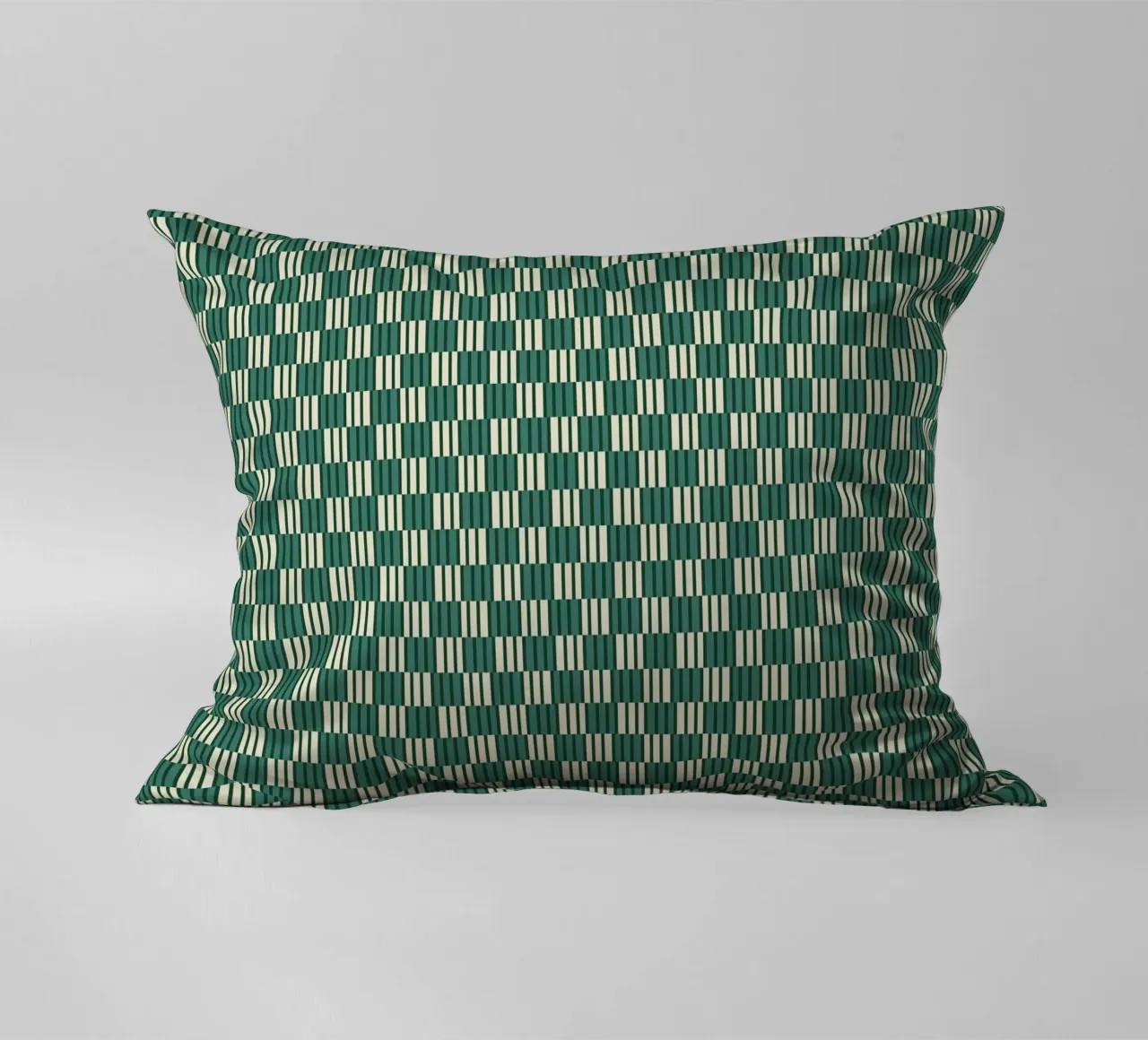 Scacchiera e linee in verde cuscino da Little Dean