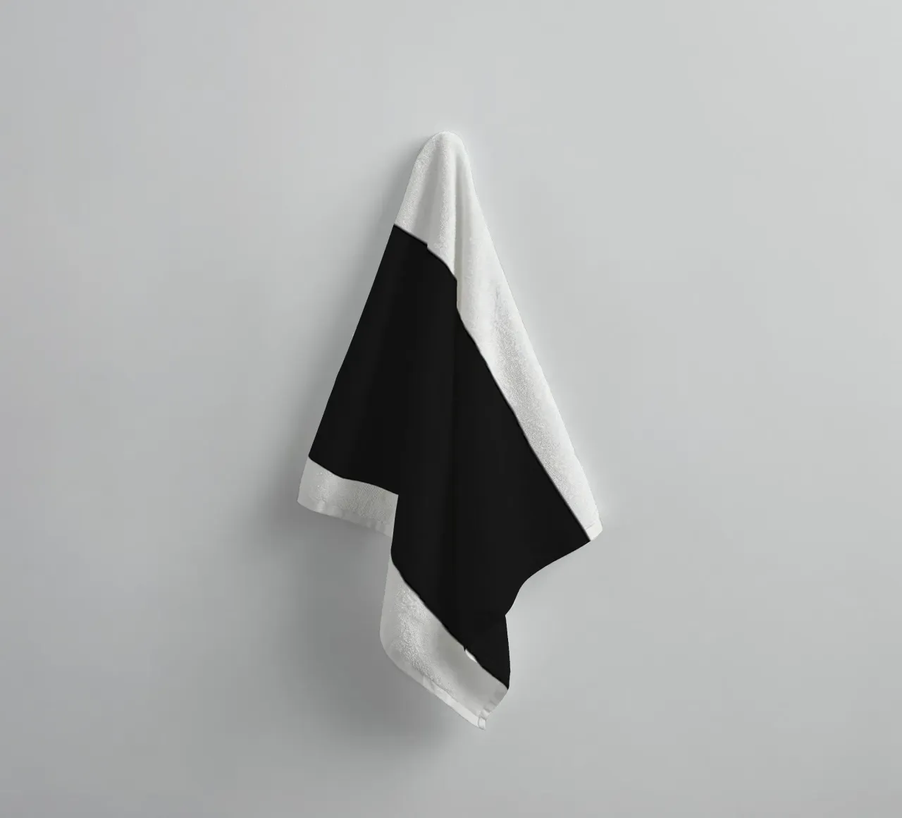 Fiore nero in grassetto asciugamano da bagno da Little Dean