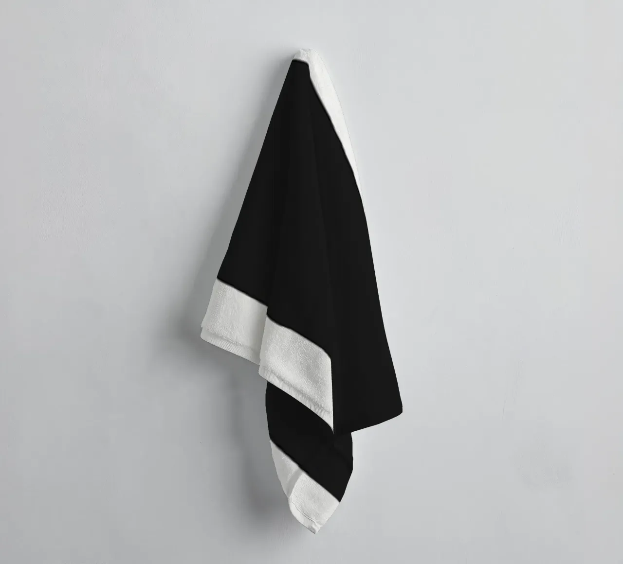 Fiore nero in grassetto asciugamano da bagno da Little Dean