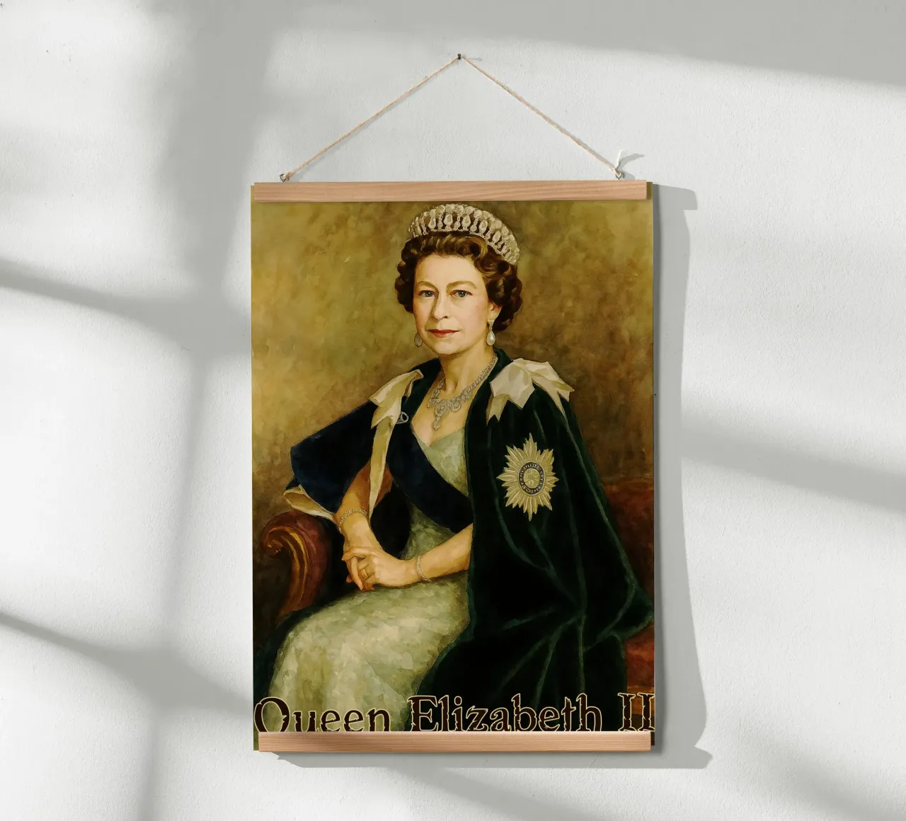 La regina Elisabetta II ridipinge l'immaginazione ridisegnando poster con telaio in legno da MOKAIYA