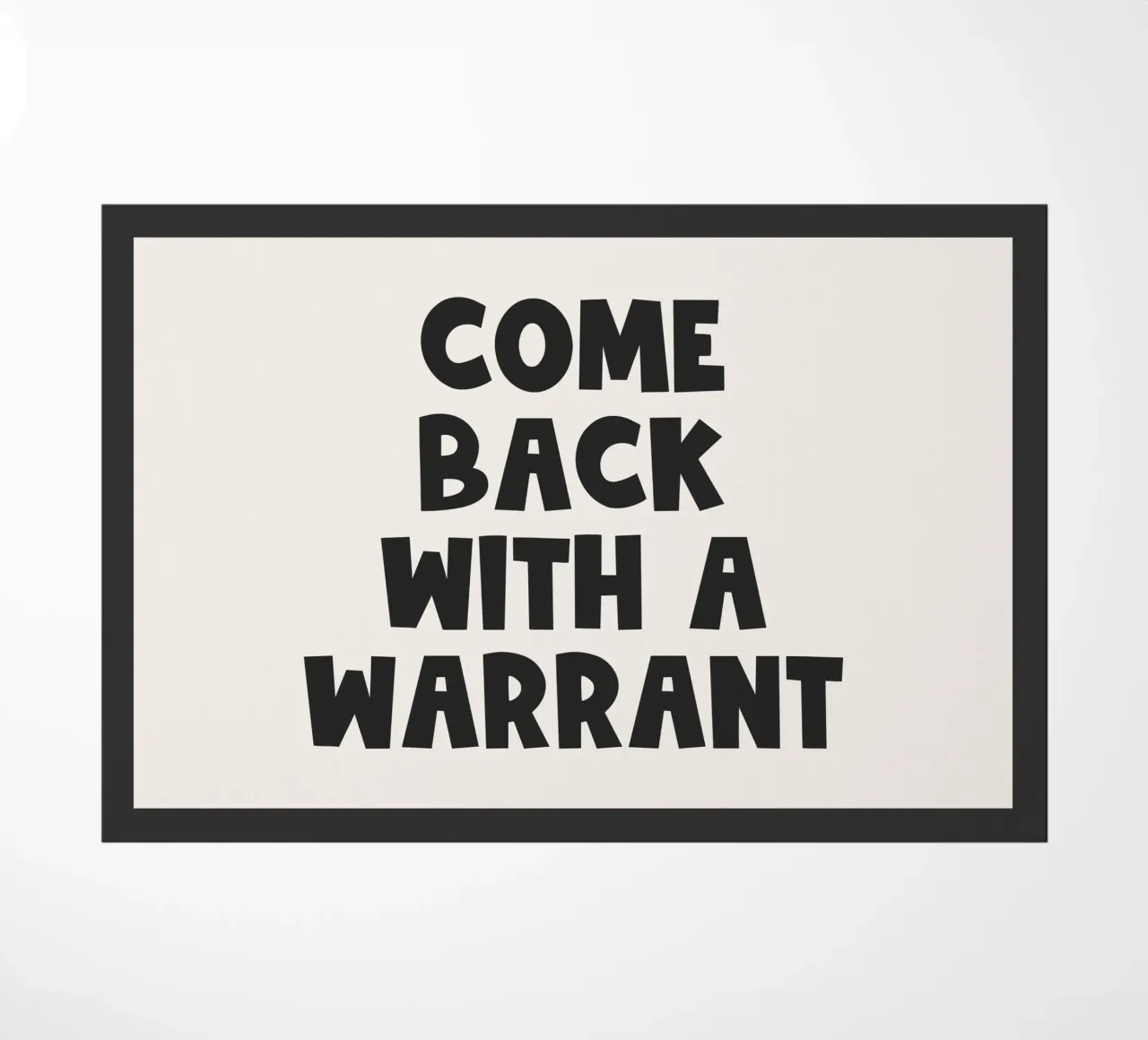 Come Back With A Warrant Quote (Tono nero) zerbino da Paigaam Studio