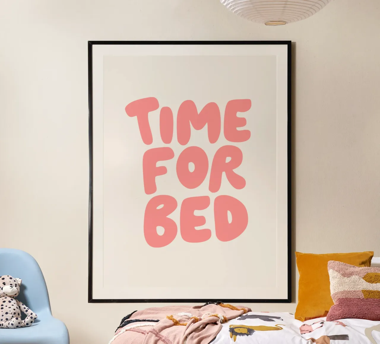 Stampa tipografica "Time for Bed" in rosa pesca spumeggiante poster con telaio in legno da THE MOTIVATED TYPE