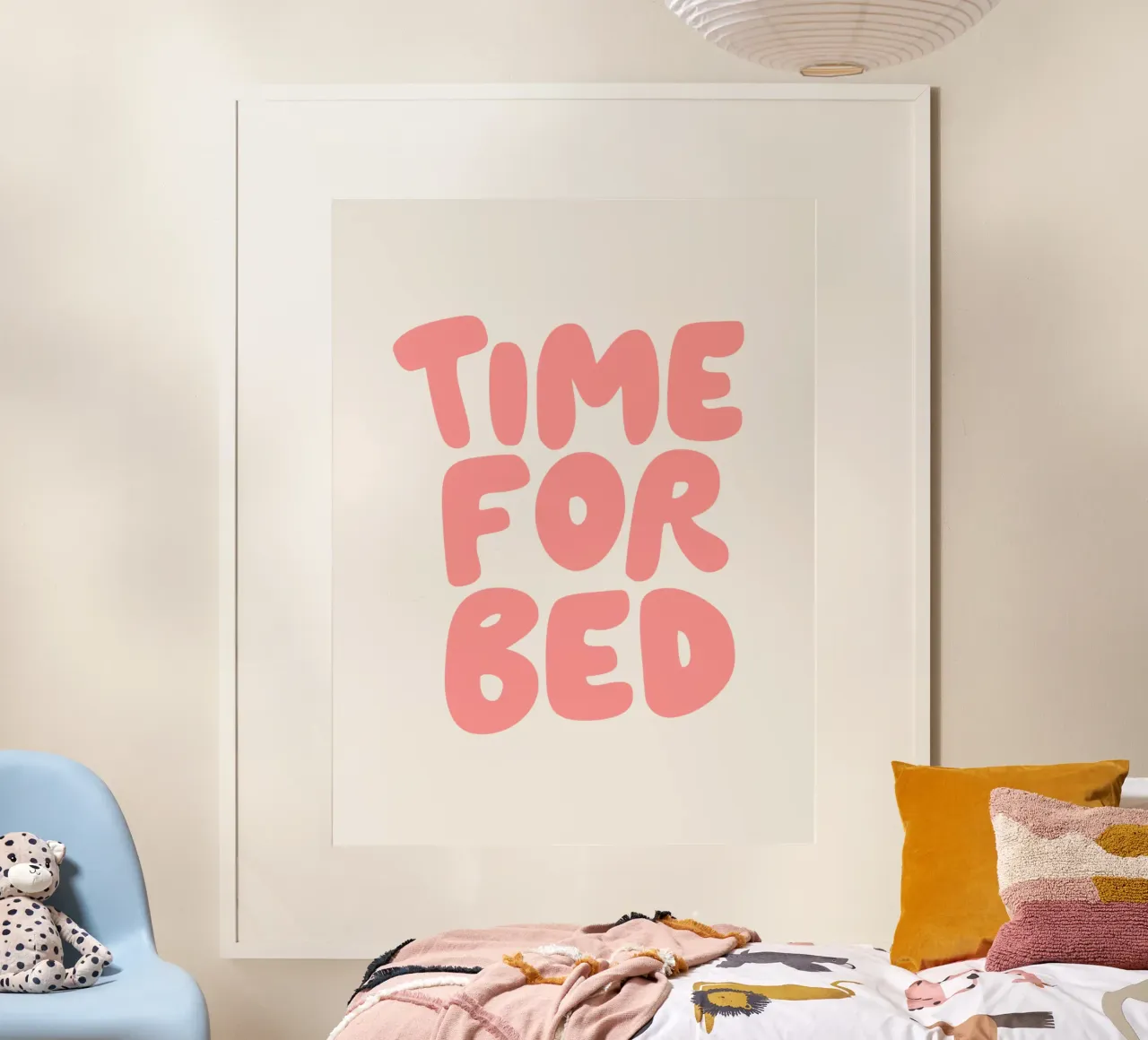 Stampa tipografica "Time for Bed" in rosa pesca spumeggiante poster con telaio in legno da THE MOTIVATED TYPE