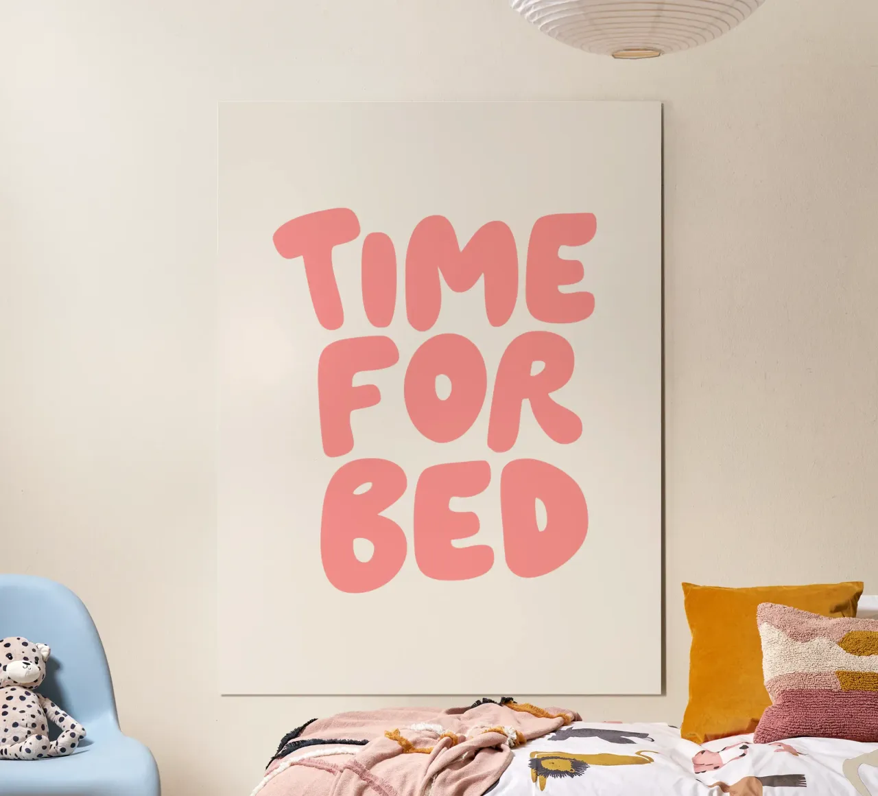 Stampa tipografica "Time for Bed" in rosa pesca spumeggiante poster con telaio in legno da THE MOTIVATED TYPE