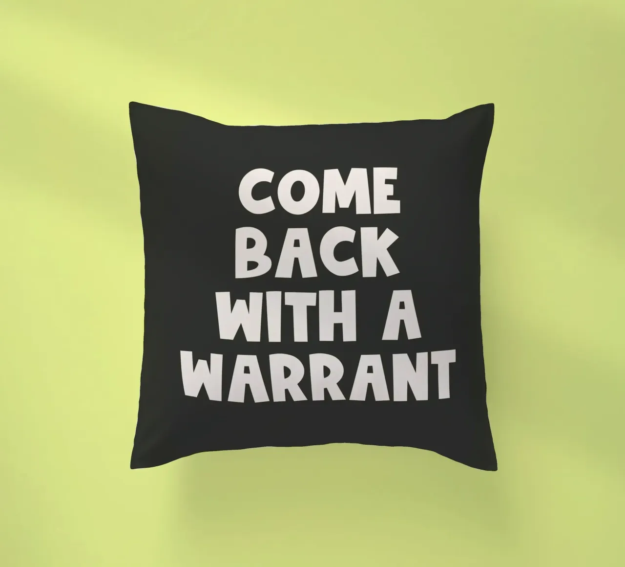 Come Back With A Warrant Quote (Tono nero) cuscino da Paigaam Studio