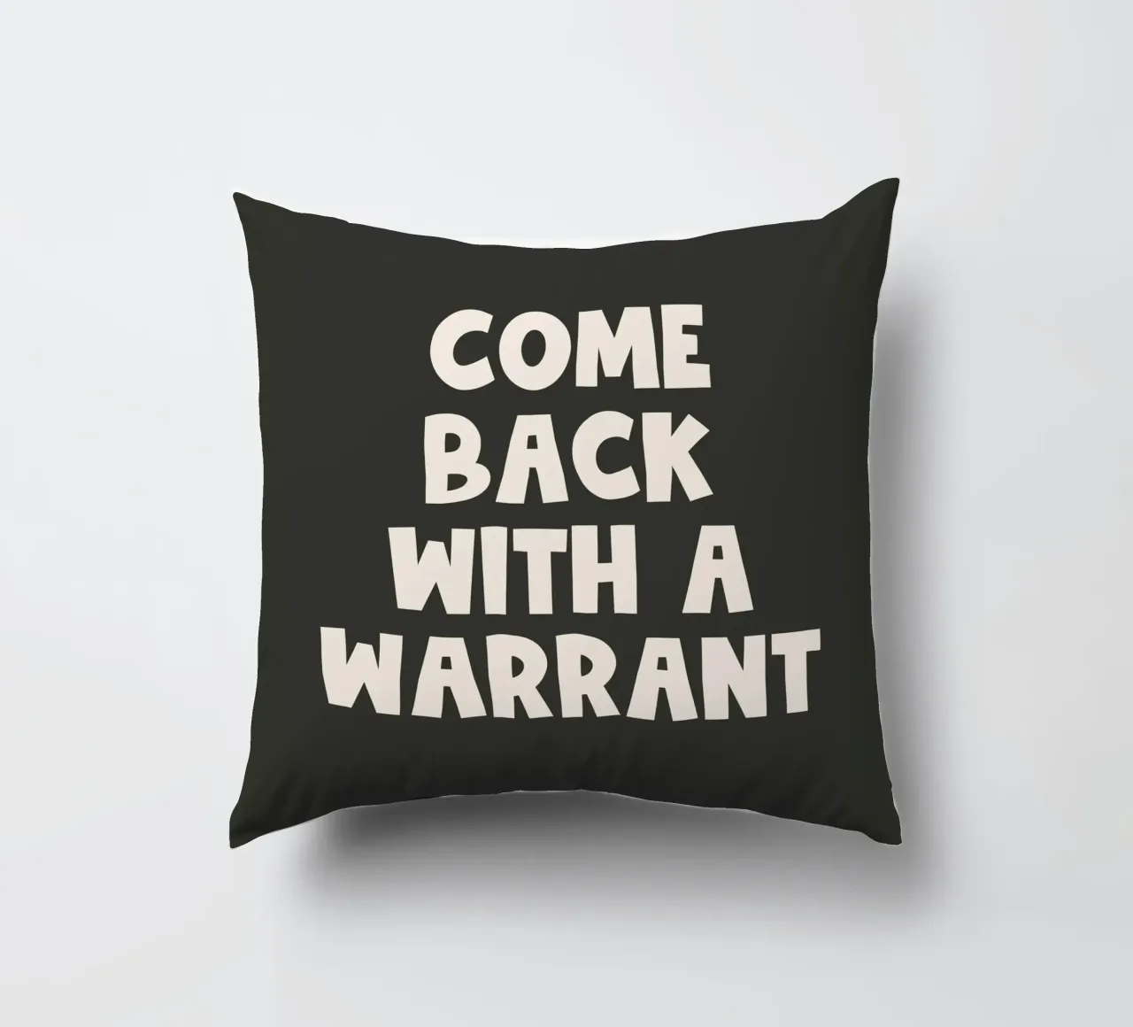 Come Back With A Warrant Quote (Tono nero) cuscino da Paigaam Studio