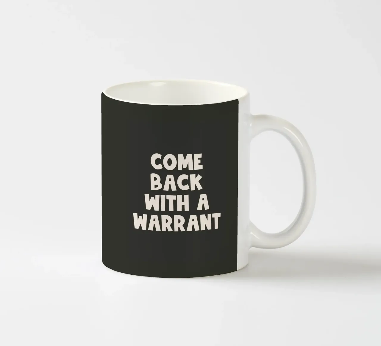 Come Back With A Warrant Quote (Tono nero) tazza in ceramica da Paigaam Studio