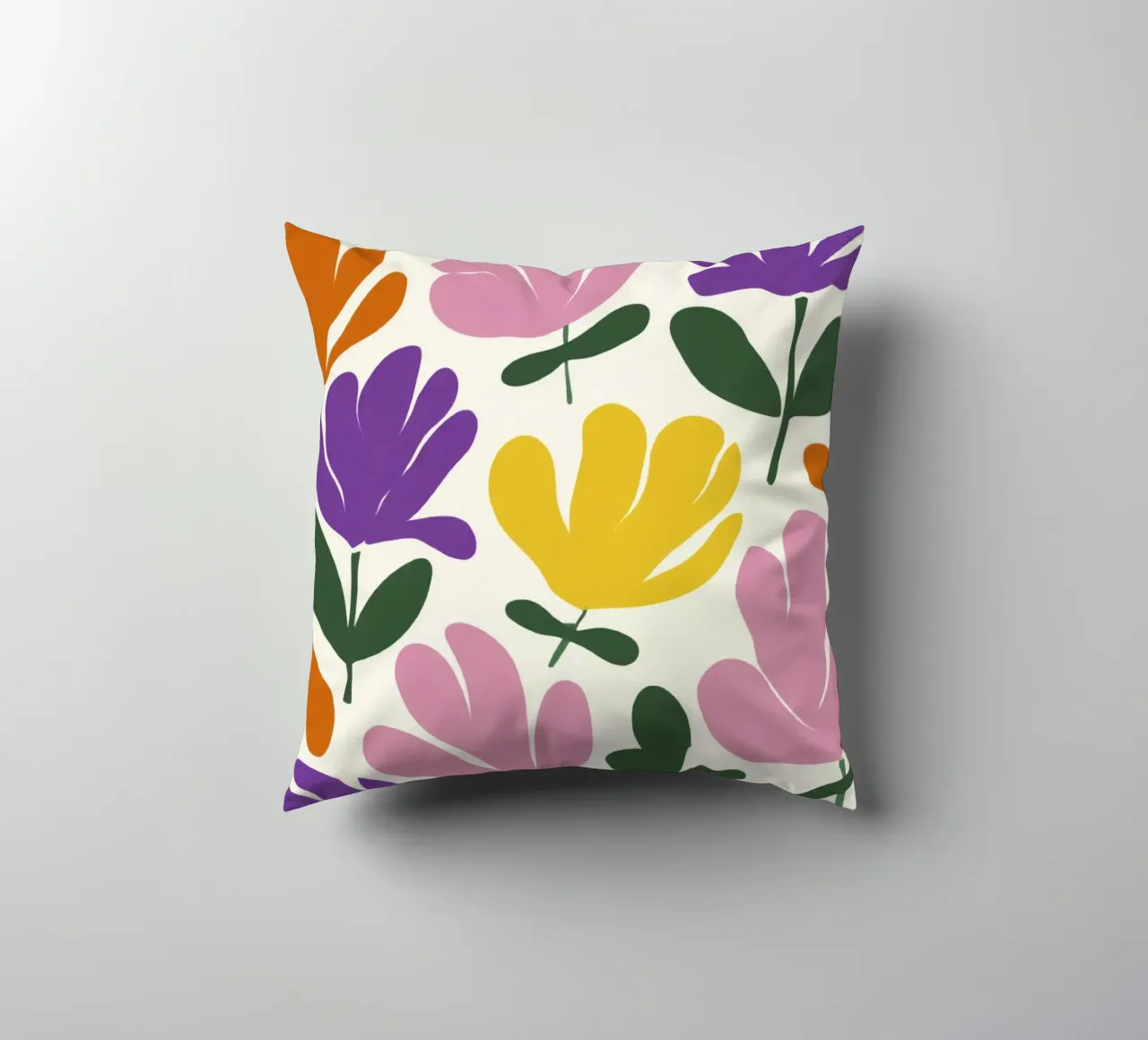 Forme botaniche astratte di fiori primaverili in un mix di colori retrò cuscino da Modern Muse
