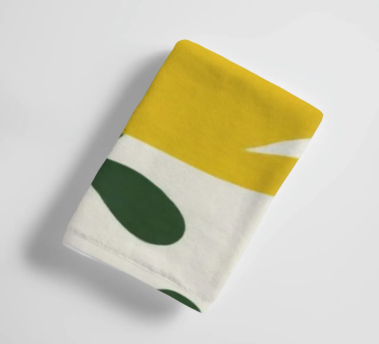 Forme botaniche astratte di fiori primaverili in un mix di colori retrò asciugamano da bagno da Modern Muse