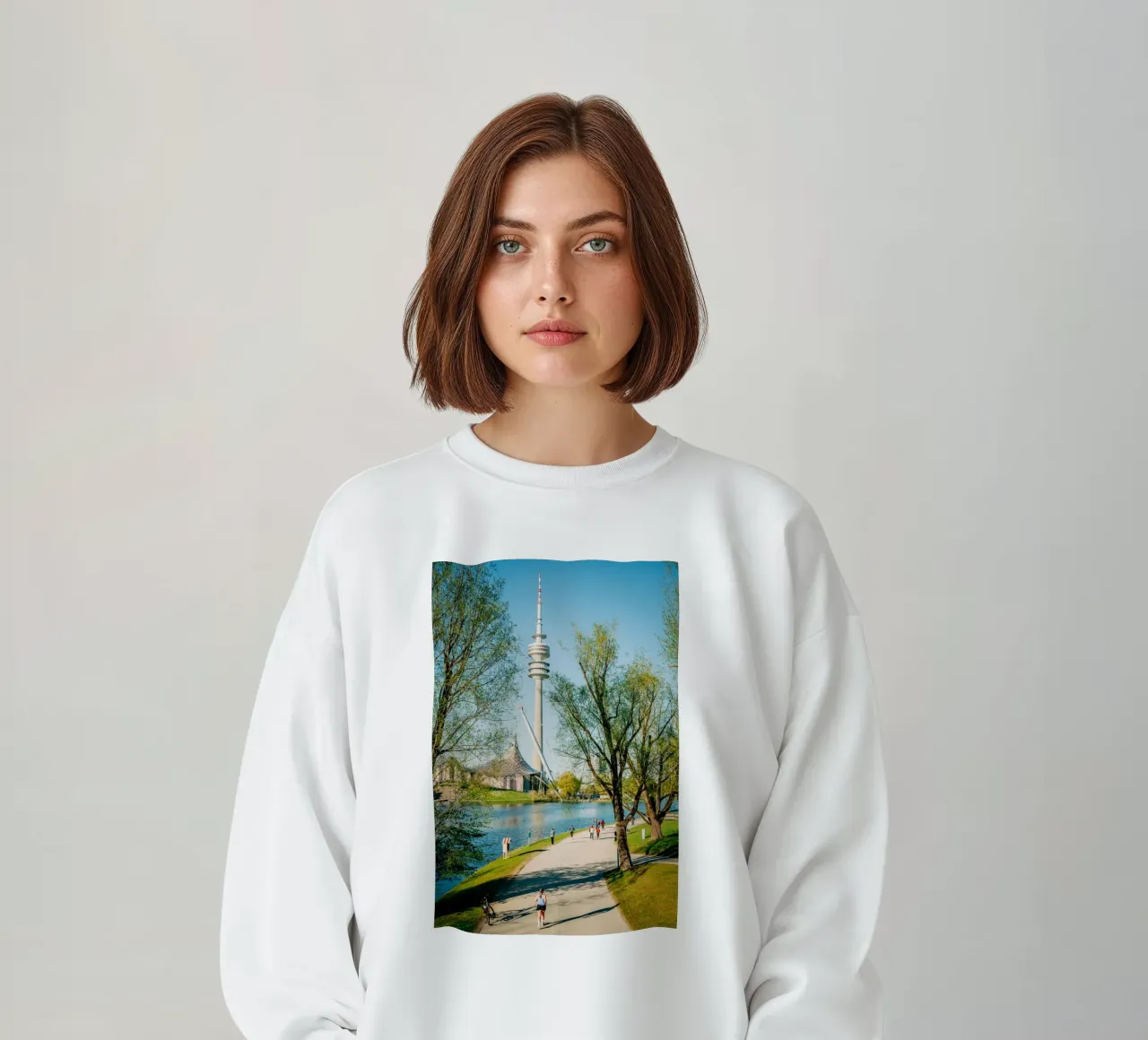 München, Olympiapark & Fernsehturm: Menschen am Olympiasee Sweatshirt von Bold and Retro