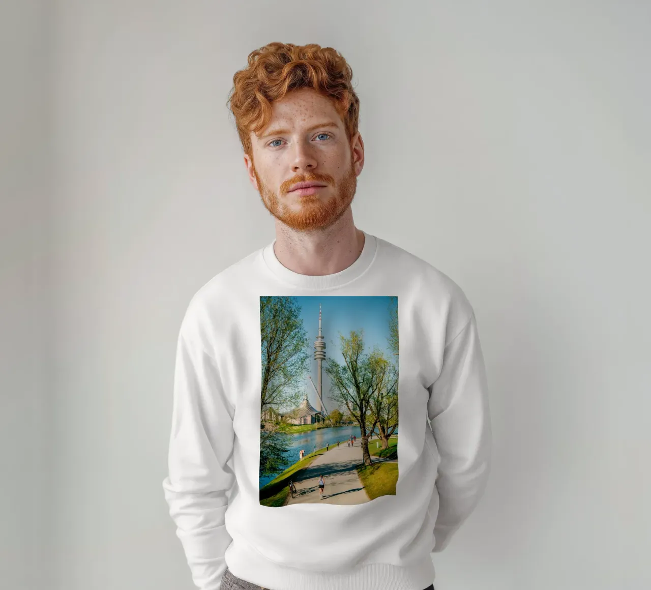 München, Olympiapark & Fernsehturm: Menschen am Olympiasee Sweatshirt von Bold and Retro