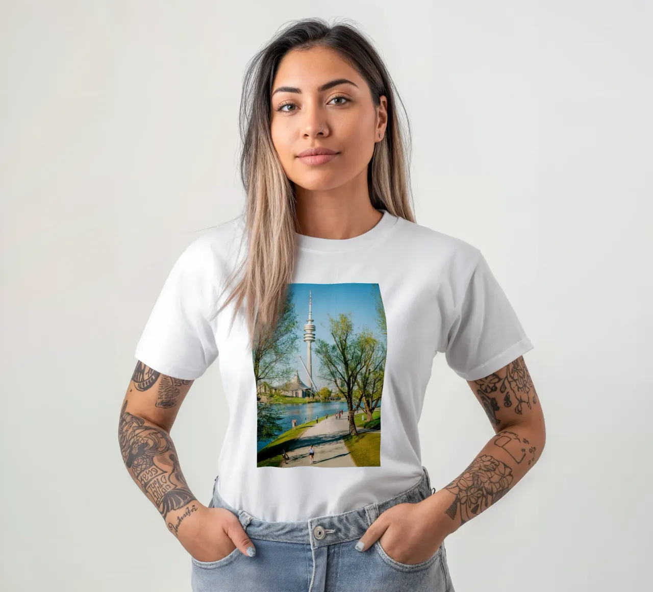 München, Olympiapark & Fernsehturm: Menschen am Olympiasee T-Shirt von Bold and Retro