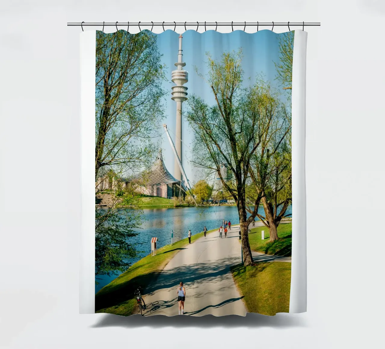 München, Olympiapark & Fernsehturm: Menschen am Olympiasee Duschvorhang von Bold and Retro