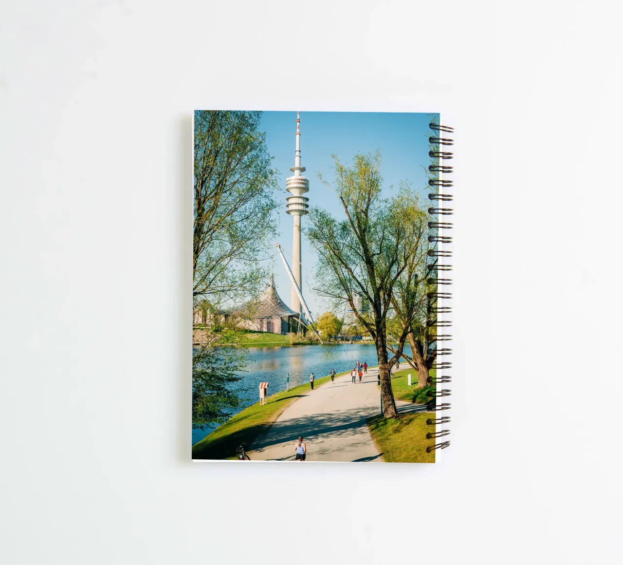 München, Olympiapark & Fernsehturm: Menschen am Olympiasee Ringbuch von Bold and Retro