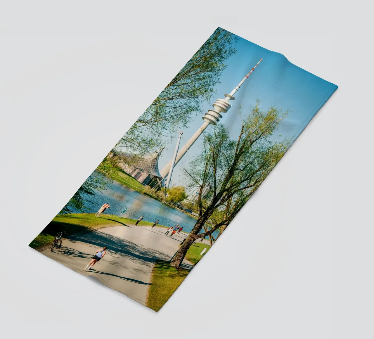 München, Olympiapark & Fernsehturm: Menschen am Olympiasee Strandtuch von Bold and Retro