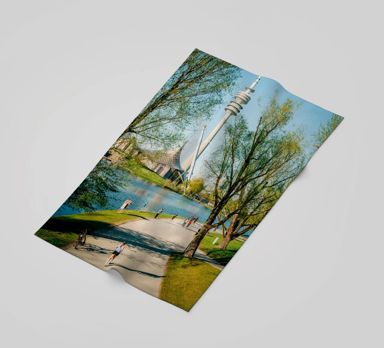München, Olympiapark & Fernsehturm: Menschen am Olympiasee Strandtuch von Bold and Retro