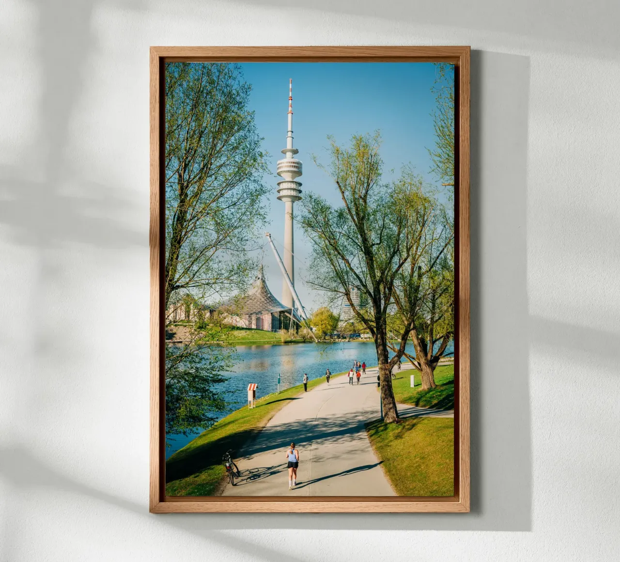München, Olympiapark & Fernsehturm: Menschen am Olympiasee Leinwand von Bold and Retro