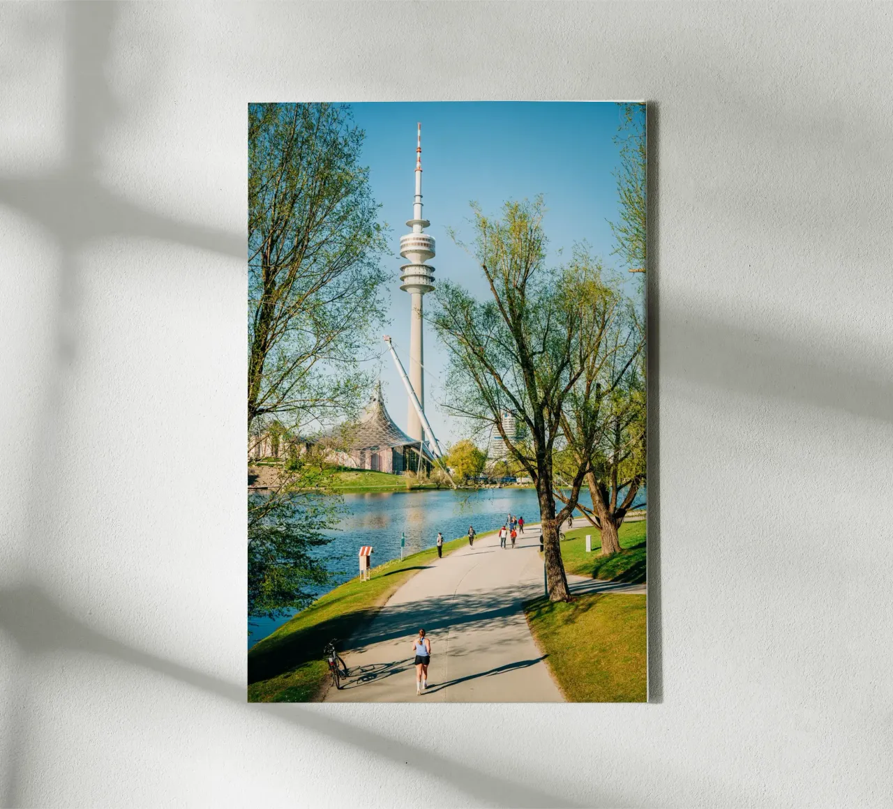 München, Olympiapark & Fernsehturm: Menschen am Olympiasee Leinwand von Bold and Retro