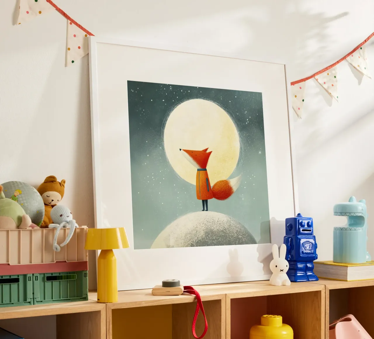 Piccola volpe sulla terra con luna e stelle - Minimal Art carta hahnemühle da Modern Muse