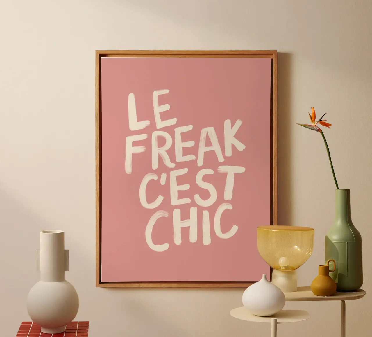 Le Freak C'est Chic Stampa tipografica francese Rosa e Beige tela con Cornice a cassetta da THE MOTIVATED TYPE