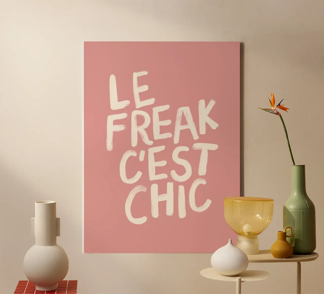Le Freak C'est Chic Stampa tipografica francese Rosa e Beige tela con Cornice a cassetta da THE MOTIVATED TYPE