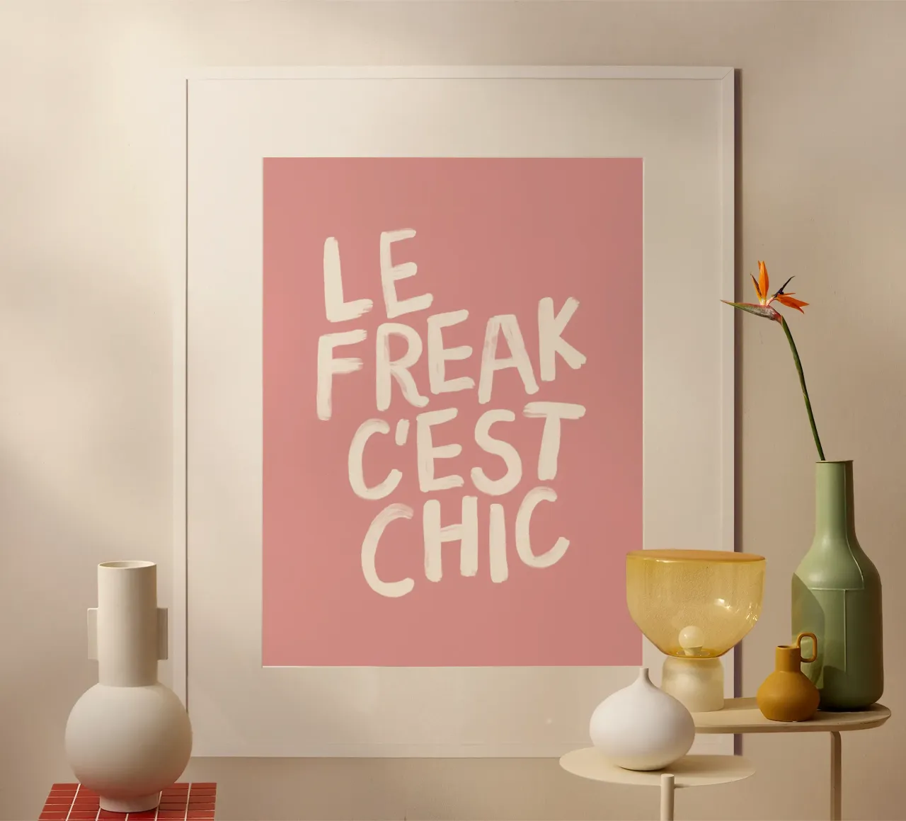 Le Freak C'est Chic Stampa tipografica francese Rosa e Beige poster con telaio in plastica da THE MOTIVATED TYPE