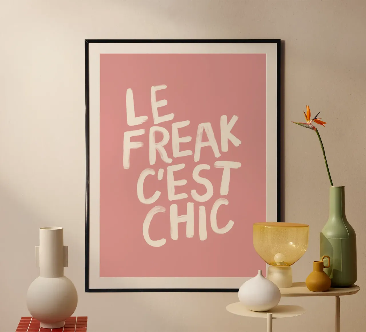 Le Freak C'est Chic Stampa tipografica francese Rosa e Beige poster con telaio in plastica da THE MOTIVATED TYPE