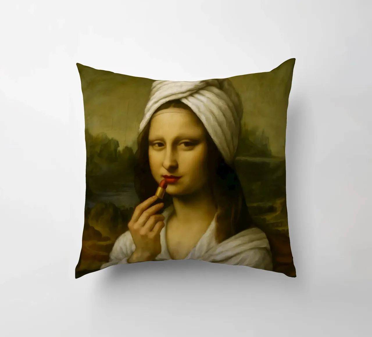 Mona Lisa Putting On Lipstick cuscino da ARTOMATIC