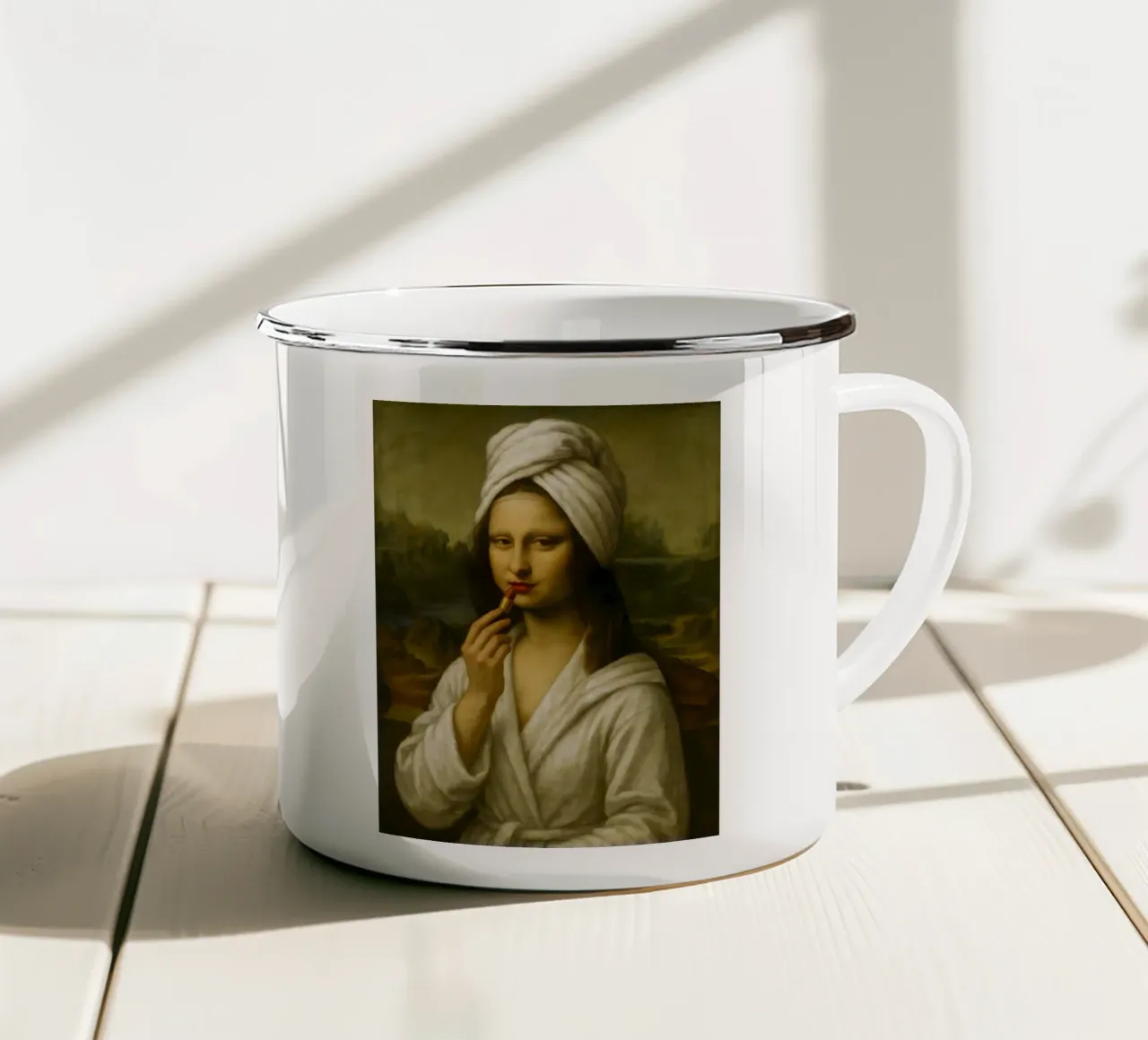 Mona Lisa Putting On Lipstick tazza in smalto da ARTOMATIC