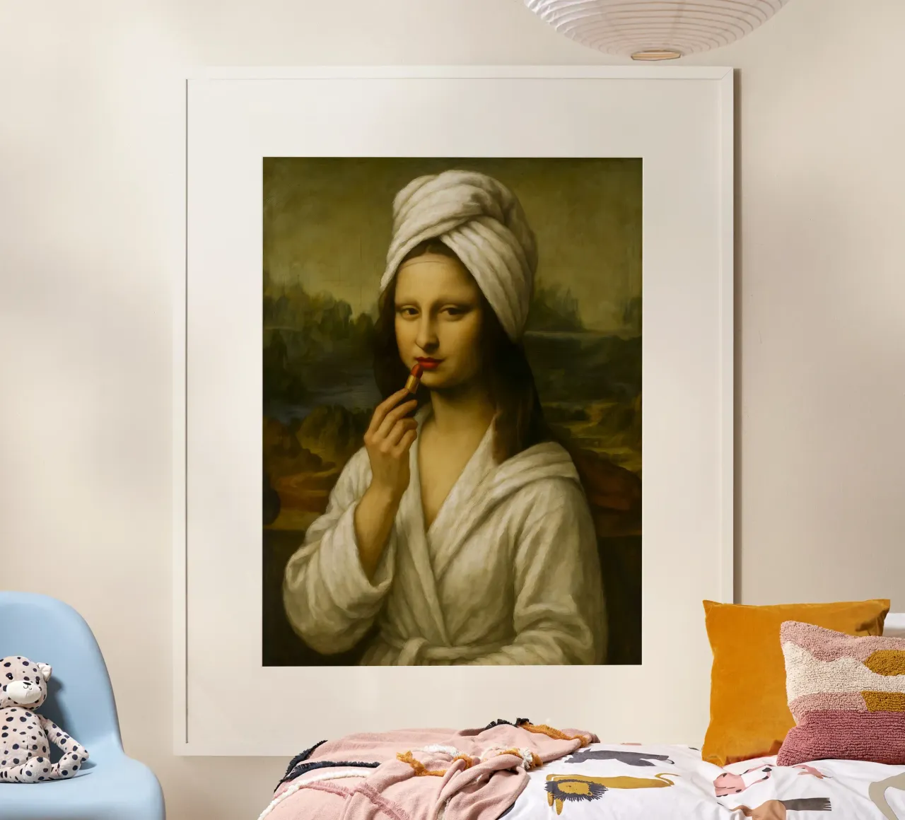 Mona Lisa Putting On Lipstick poster con telaio in plastica da ARTOMATIC