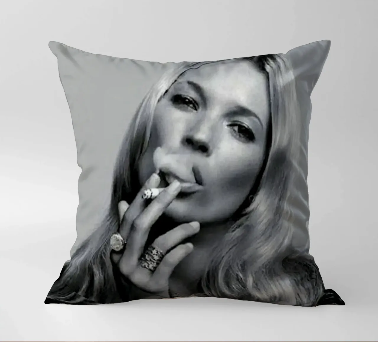 Ragazza che fuma cuscino da Alex happy shop