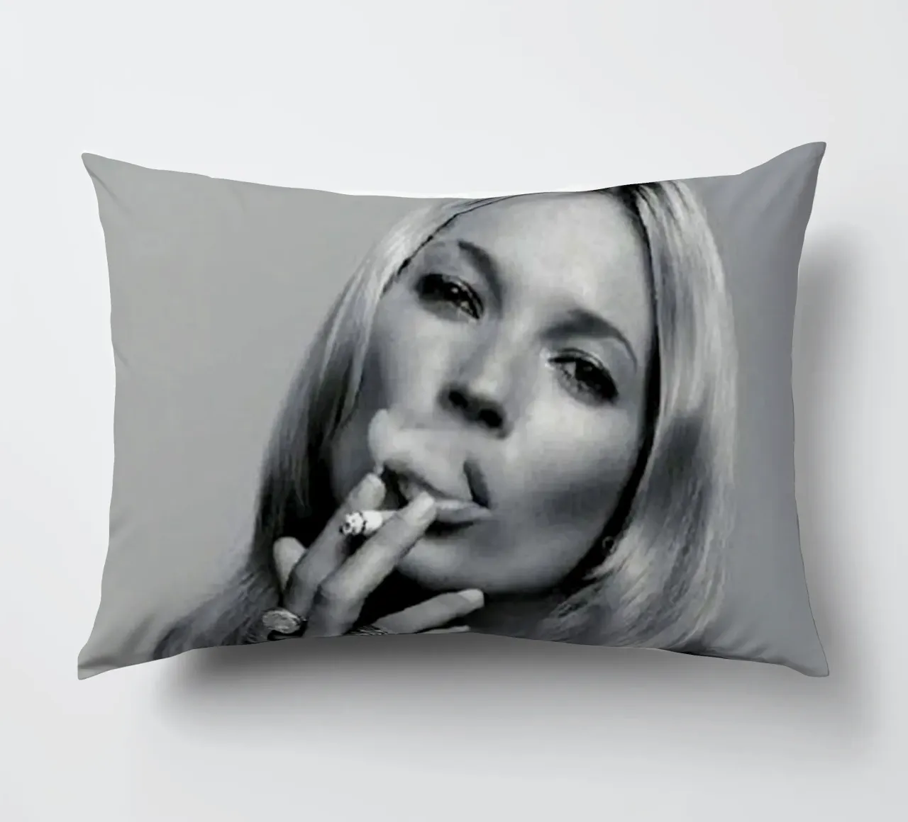 Ragazza che fuma cuscino da Alex happy shop