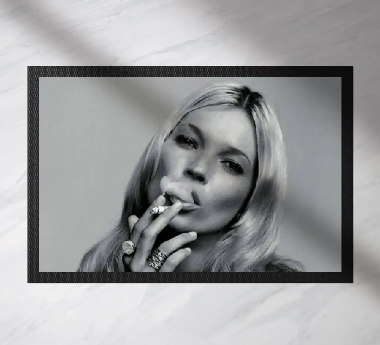 Ragazza che fuma zerbino da Alex happy shop