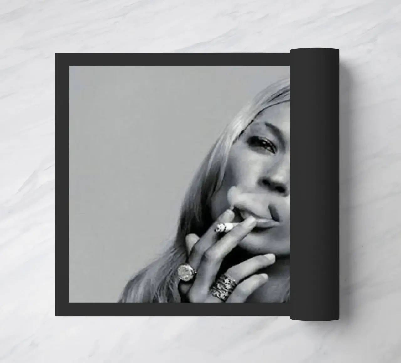Ragazza che fuma zerbino da Alex happy shop