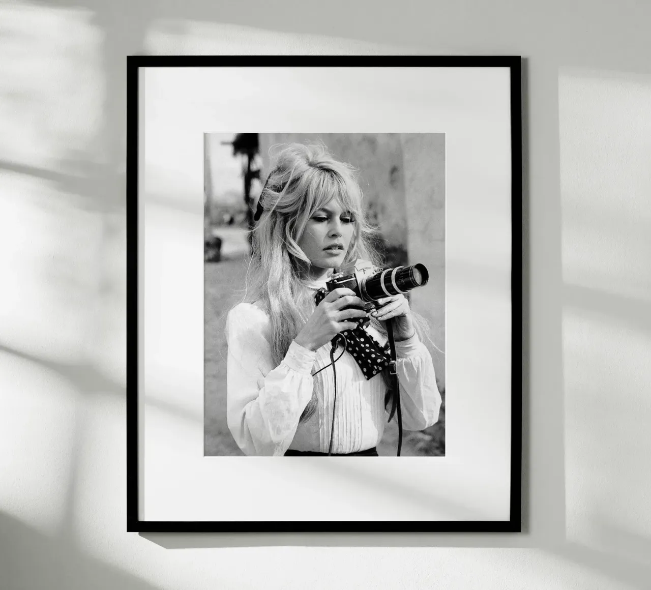 Ragazza con macchina fotografica poster da Alex happy shop