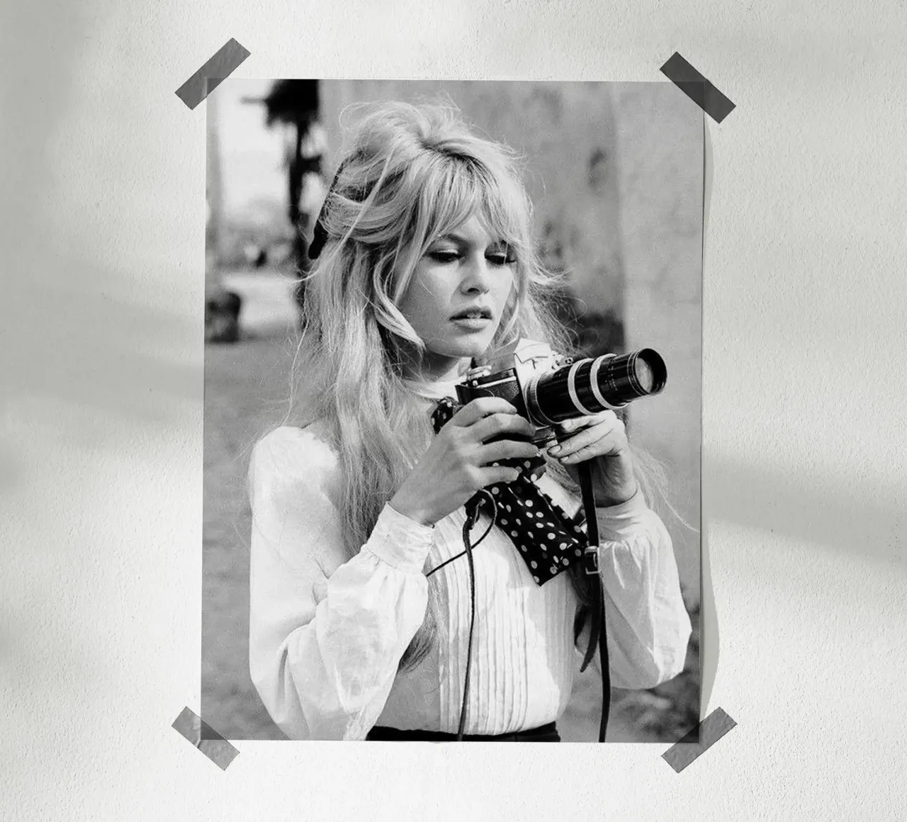Ragazza con macchina fotografica poster da Alex happy shop
