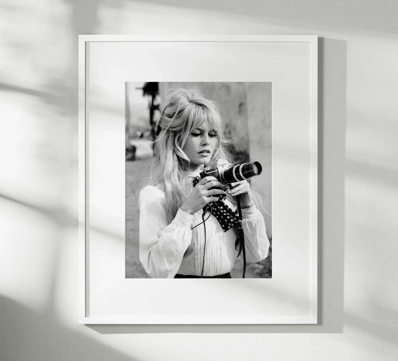 Ragazza con macchina fotografica poster da Alex happy shop