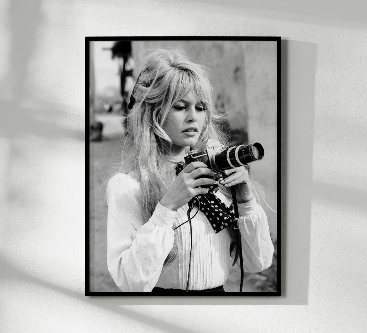 Ragazza con macchina fotografica poster da Alex happy shop