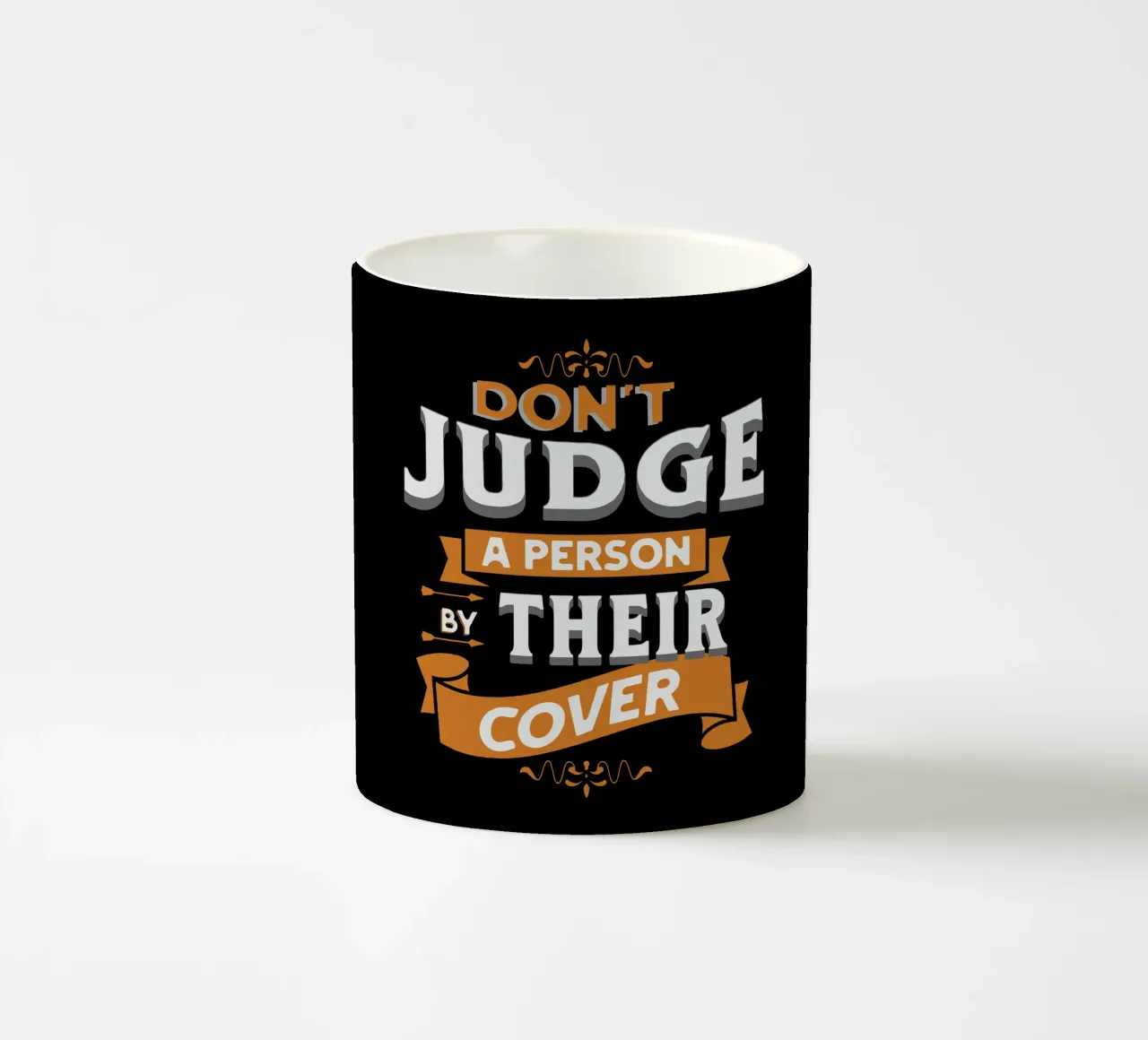 Ne jugez pas une personne à sa couverture mug en céramique de Gunawan Rb