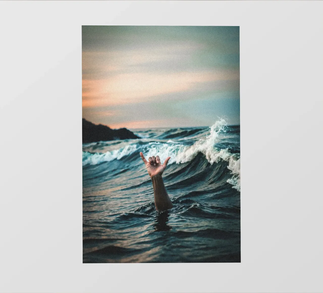 Drownin’ Cool – Shaka Gesture Art telo in pvc da BLICKPUNKT