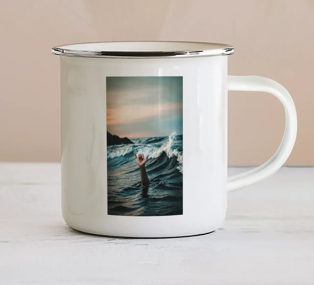 Drownin’ Cool – Shaka Gesture Art tazza in smalto da BLICKPUNKT