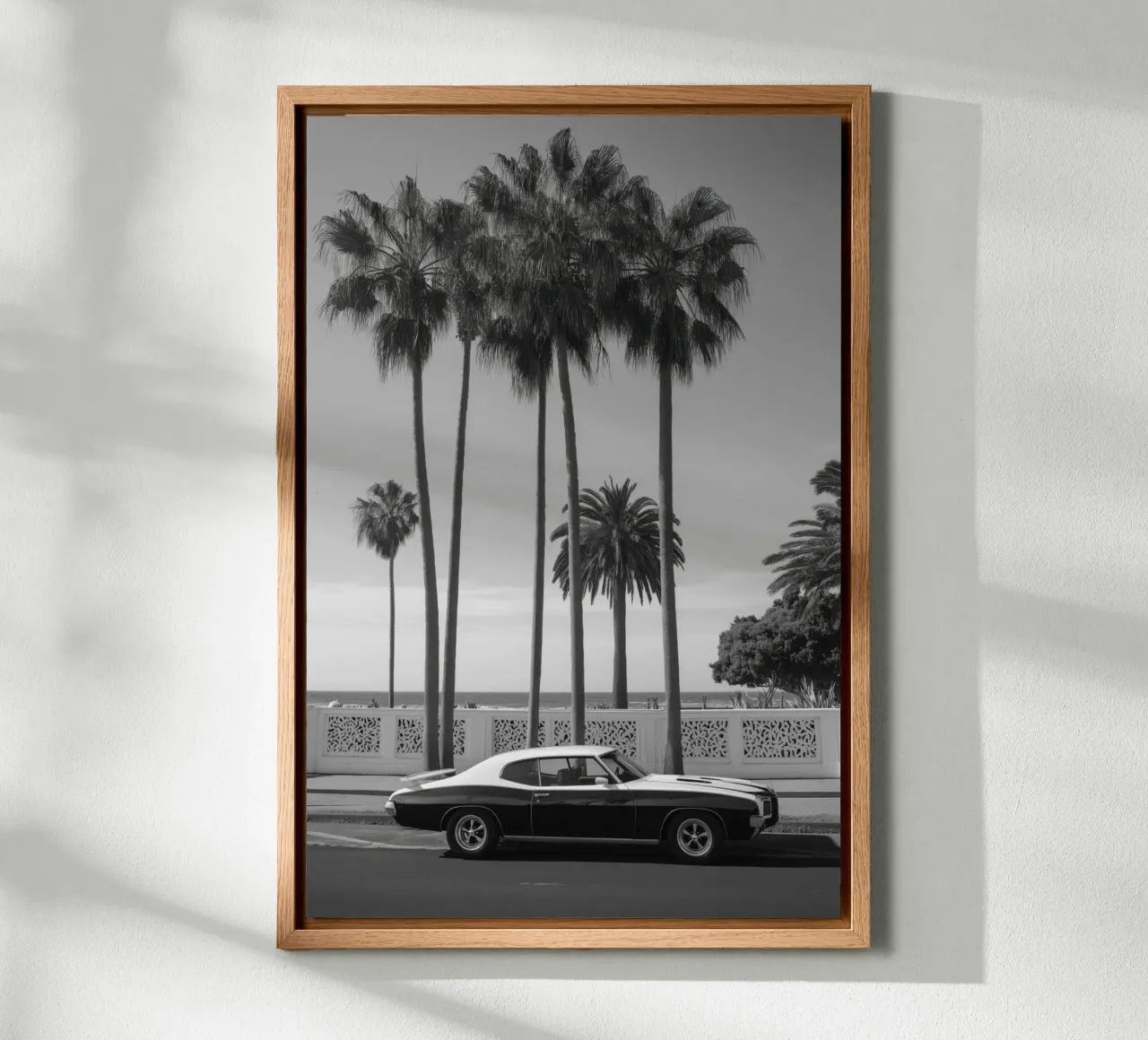 Oldtimer unter Palmen Leinwand mit Schattenfugenrahmen von Indigo Tides Art