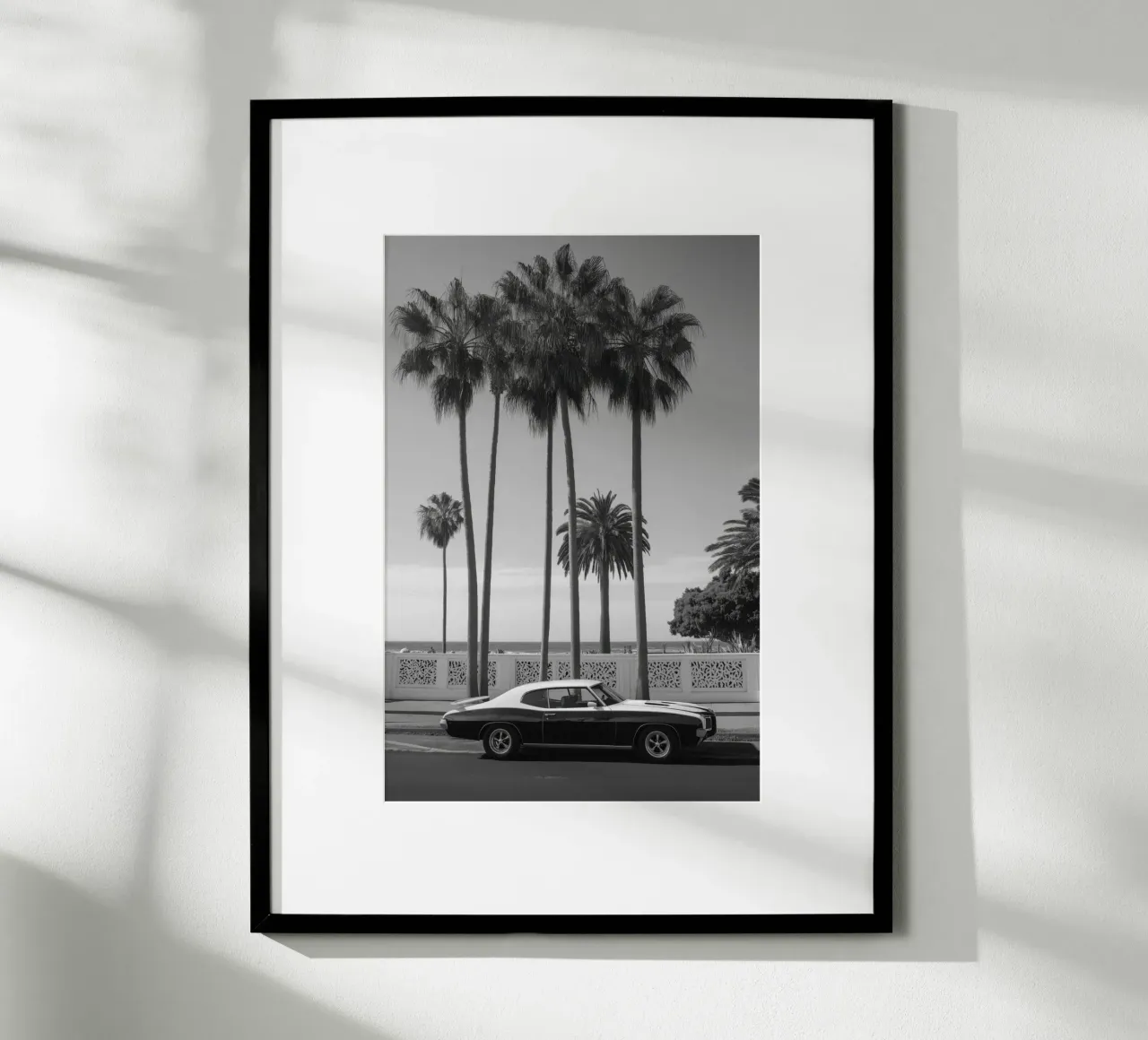 Auto d'epoca sotto le palme poster con telaio in legno da Indigo Tides Art