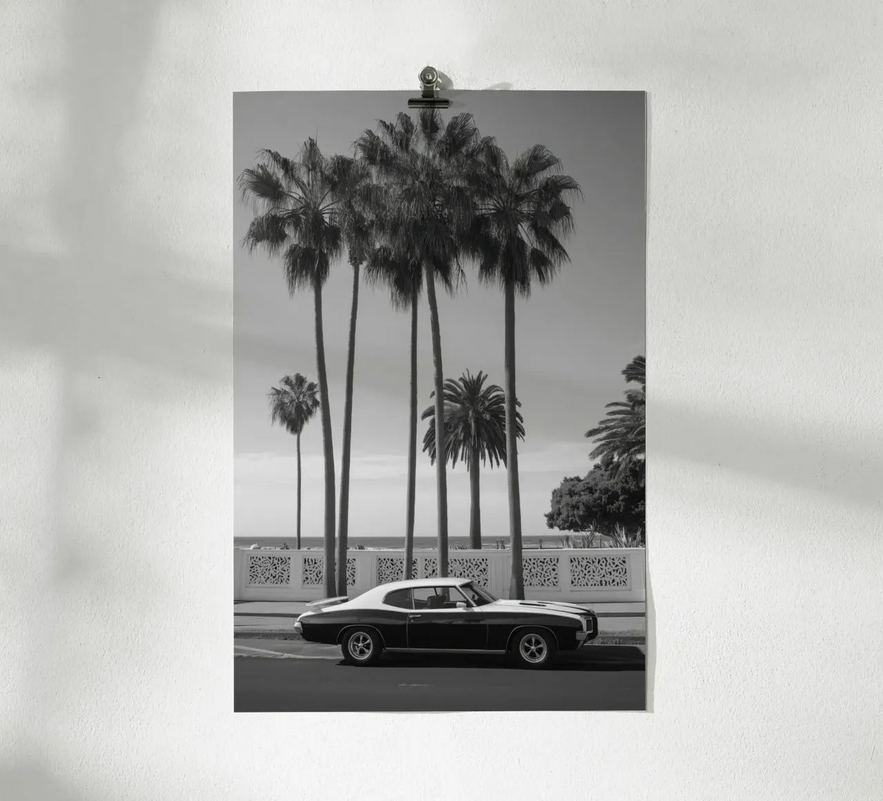 Auto d'epoca sotto le palme poster con telaio in legno da Indigo Tides Art