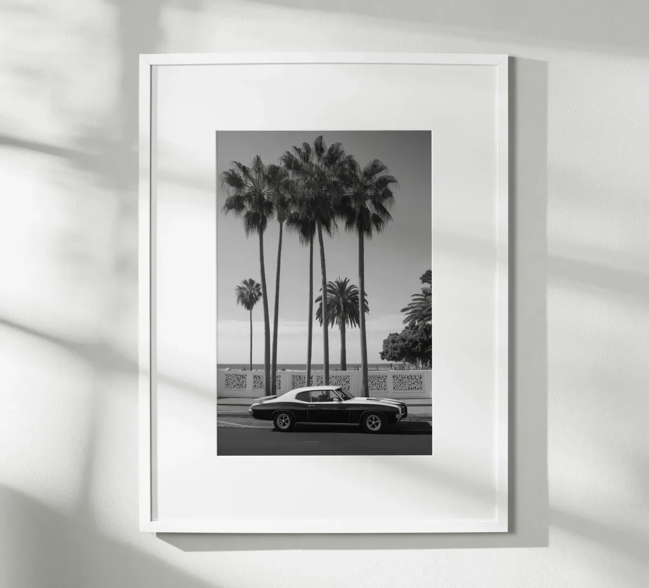 Auto d'epoca sotto le palme poster con telaio in legno da Indigo Tides Art